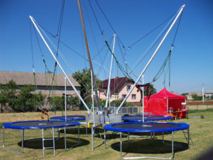 Trampolín bungee con remolque