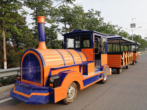 Tren turístico naranja sin rieles