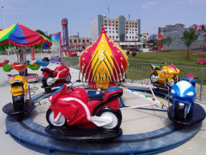 La carrera de motos de giratorio atraccion